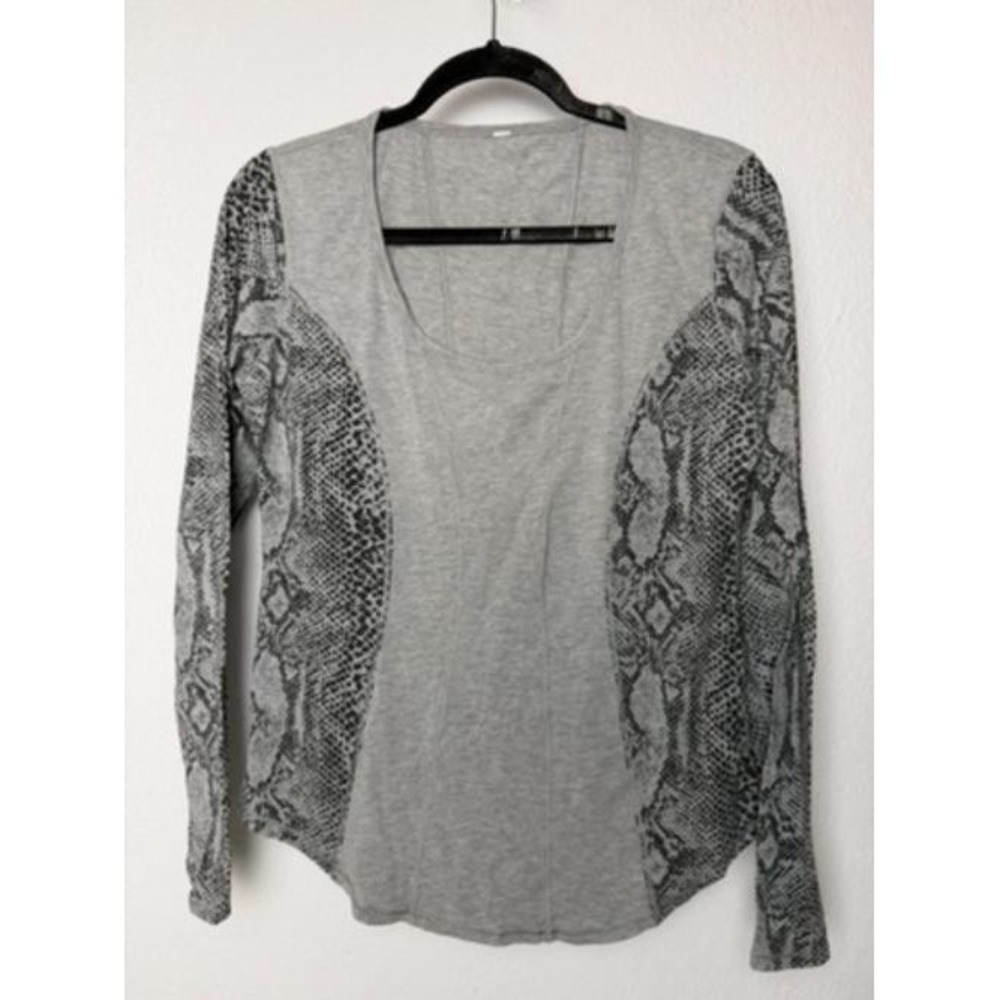 Lululemon Womens Gray Snakeskin Print Long Sleeve Athleisure Workout Top